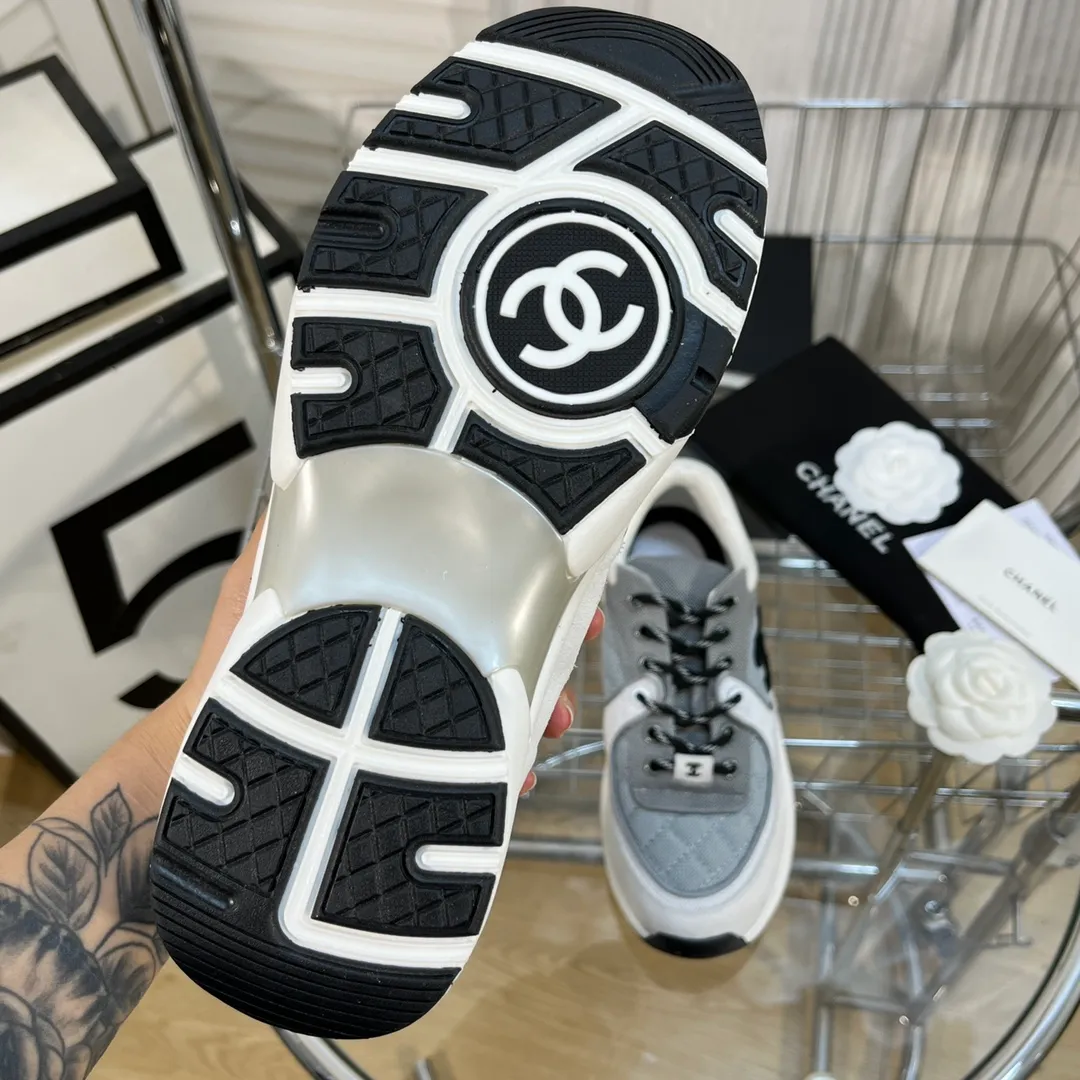 👟👟Ex-factory price 560👟👟 Chanel Chanel - 2022 counter top casual sports shoes This classic design; the upper is electro-embroidered with a variety of techniques; the outsole is fashionable and sporty; it is unusual to incorporate a variety of color matching elements... The diversified mix and match is very good-looking and versatile, casual, fashionable, sports and outdoor can be taken into account... ꫛꫀꪝ Go➫ Material: ❶Upper is made of: Original imported high mercerized smooth cow suede + electric embroidery technology + imported breathable mesh ❷Inner use: original imported breathable mesh ❸Outsole based on: original TPU combination outsole Counter boutique packaging complete set for women 35–42 men 38–46